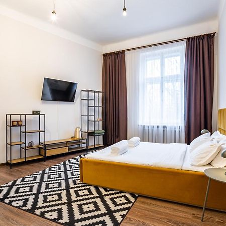 Avangard LChin*M Apartment Lviv Bagian luar foto