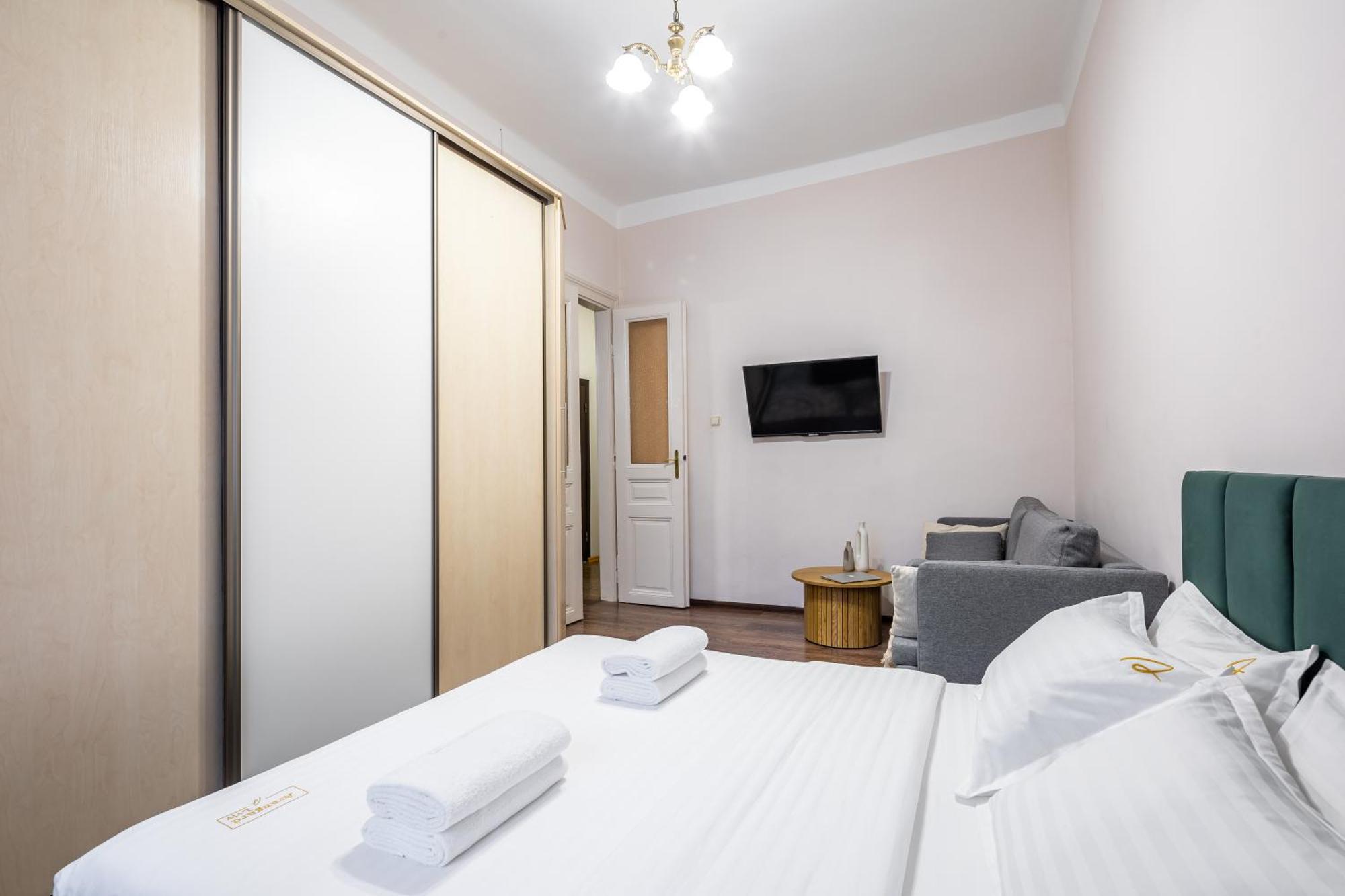 Avangard LChin*M Apartment Lviv Bagian luar foto